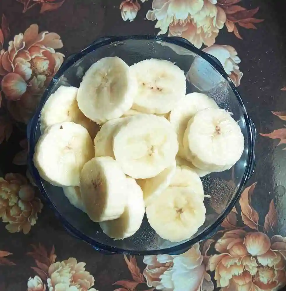 Sliced bananas in a bowl showing Eating Banana at Night Benefits and Side Effects.