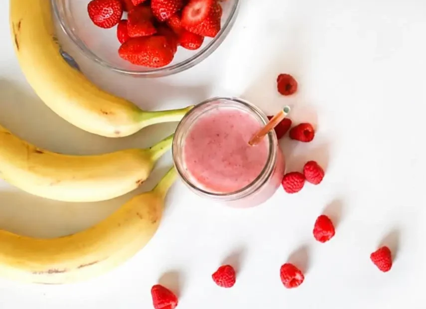 Do Bananas Destroy the Nutrients in Your Smoothie? Fresh bananas, strawberries, and a berry smoothie illustrating nutrient absorption and smoothie nutrition.